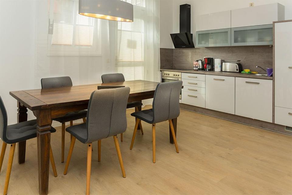 H&H Apartments Im Herzen Der Stadt In Der Lange Strasse Geraeumig Ruhig Mit Kueche Und Esstisch Greifswald Luaran gambar